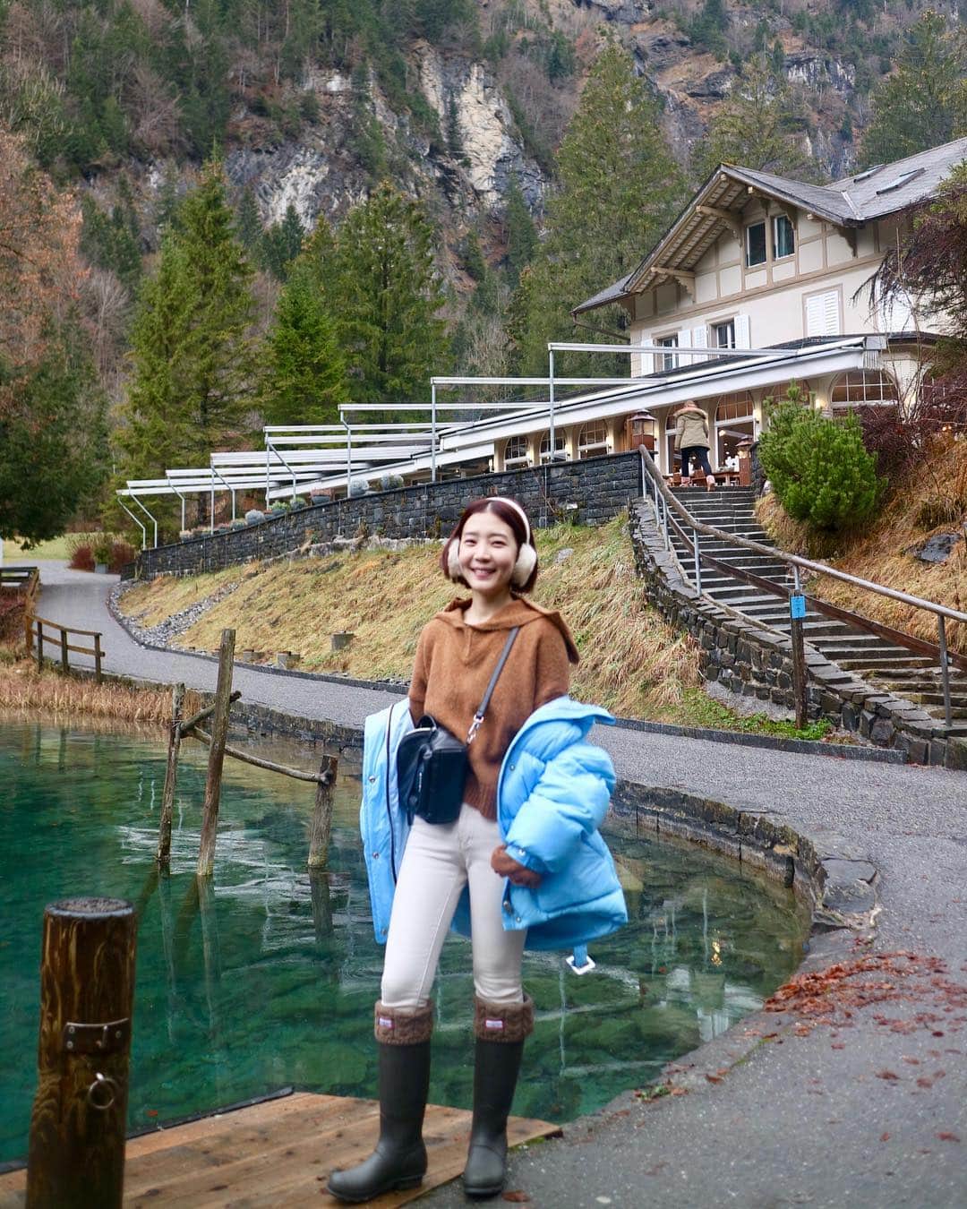 シン・ダウンさんのインスタグラム写真 - (シン・ダウンInstagram)「. 요기는 스위스🇨🇭 비가 와도 그저 아름답다아 🕊 송어🐟가 살고 있는 블라우제 호수 . . #스위스여행 🇨🇭 #블라우제호수 🐟」12月23日 22時17分 - shindandan_