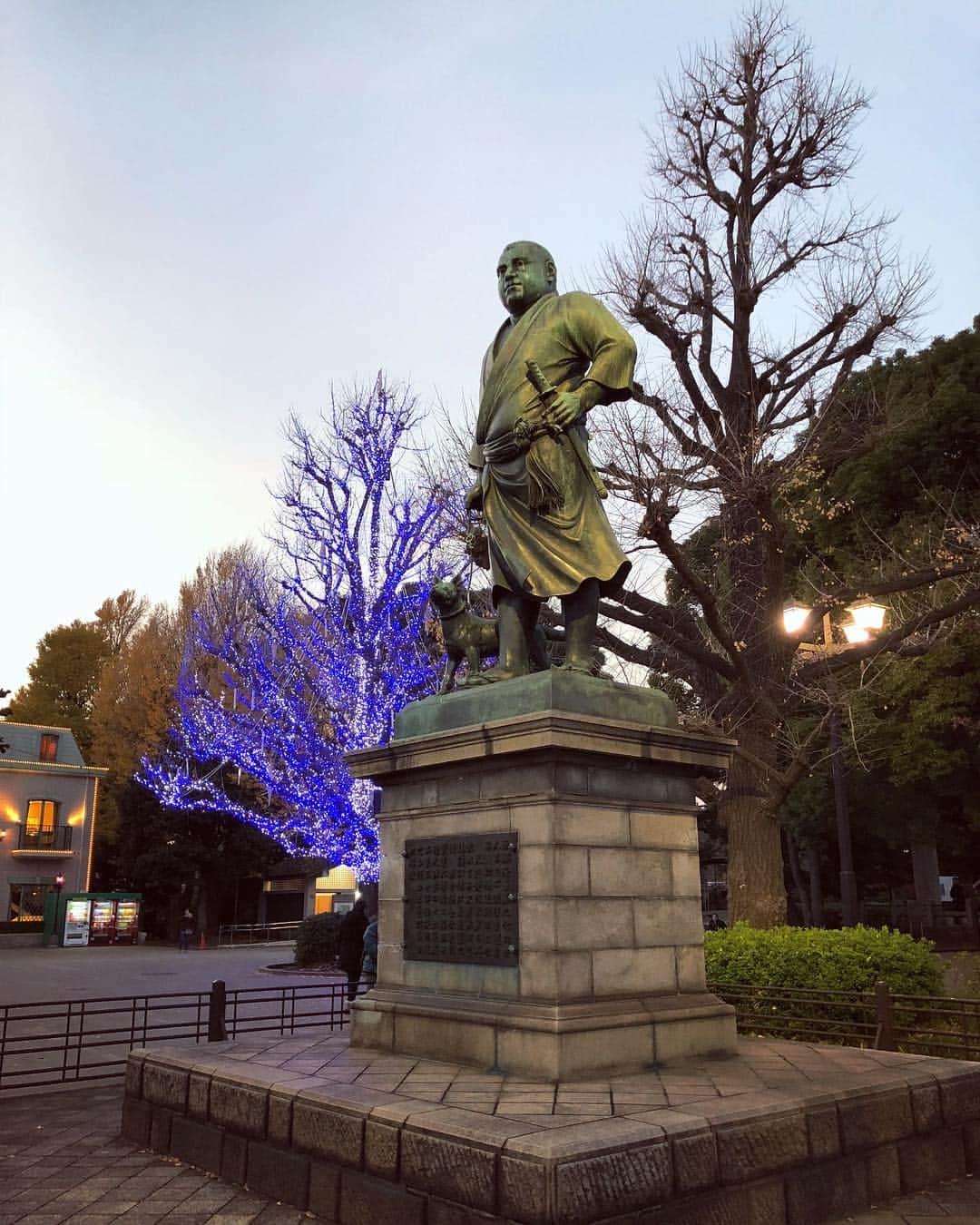 井嶋ナギさんのインスタグラム写真 - (井嶋ナギInstagram)「西郷さんとクリスマスツリー🎄﻿ ﻿ ちなみに、この西郷さんは、兎狩りに出かけるところらしい。 正装姿でなく普段の浴衣姿なのは、明治31年当時、まだ西郷さんを朝敵と見なす人々も多かったための忖度とも。﻿ ﻿ 西郷さんの横にいる犬くんは、高村光雲の作ではなく、後藤貞行の作。﻿ （同じように、皇居前広場の楠木正成像も、顔部分を高村光雲、馬の部分を後藤が担当）。﻿ ﻿ その後、銅の価値を見込んで、この犬くんだけを盗もうとするヤカラが何度も現れたらしい…。盗まれなくてよかったよかった。﻿ ﻿ ﻿ #上野 #上野公園 #西郷隆盛 #高村光雲 #ueno #UenoPark #tokyo #SaigoTakamori #statue #bronzestatue #christmastree﻿ ﻿﻿﻿ #tokyogram #nostalgictokyo﻿﻿﻿ #japangram #ilovejapan #japanlover #lovejapan #lifeinjapan #explorejapan﻿﻿ ﻿﻿ #oldarchitecture #oldbuildings #oldbuilding #vintagearchitecture﻿ #vintagebuilding﻿﻿﻿﻿ #nostalgictokyo﻿ #oldjapan」12月23日 22時20分 - nagi_ijima