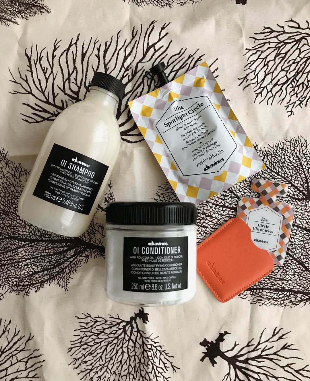 AMOさんのインスタグラム写真 - (AMOInstagram)「@davinesjapan からギフトが届いた。 OI シリーズのクリスマスコフレ！ シャンプーに コンディショナーに サークルクロニクルズのヘアマスク (つやっつやになるグロスマスク。ここぞという時に使おう....! )、ちいさなかわいいミラー🔸 ボックスもかわいい。🏰🌲 OI シリーズは とにかく香りがいい。 バニラとスパイスの温かみのある香り🍨 お風呂上がり後のヘアケアには、ここ数年 OI シリーズのオイルを使っているのですが、シャンプーは初めてだ！ 今使っているのを使い終わったら試そう〜✴︎」12月23日 22時21分 - amo_whale