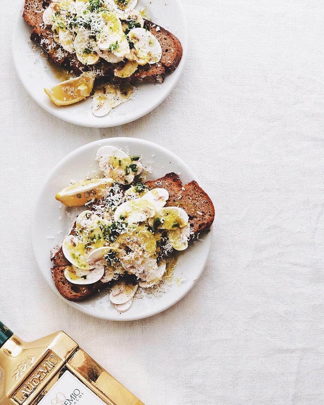 樋口正樹さんのインスタグラム写真 - (樋口正樹Instagram)「Mushroom tartine . マッシュルームのサラダの フレッシュなタルティーヌ。 オイル、塩、胡椒、パセリ、 レモン、チーズで風味付け。 . . #mushroom #mushroomtartine #mushroomsalad #laudemio #マッシュルームサラダ #マッシュルーム #ラウデミオ #サタルニアチボリ」12月24日 7時51分 - higuccini