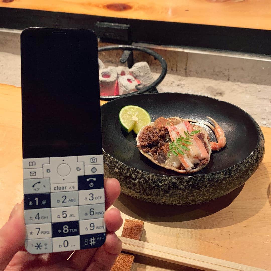 MEGのインスタグラム：「香箱蟹とINFOBAR。数字ポチポチ押したい。」