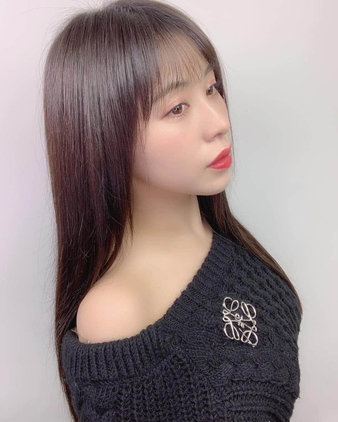 宮下舞花さんのインスタグラム写真 - (宮下舞花Instagram)「美容院💇‍♀️💜😌 さらさらヘアしあわせ☺️ 前髪が絶妙で最高にお気に入りです💋@logbyurealm . . #ストレート#サラサラヘアー #美容院#ヘアスタイル#シースルーバング#前髪#logbyurealm #ログバイユーレルム #ユーレルム#ビューティー #ブローチ#ロエベ #loewe #シルバー#ロザリームーン#rosarymoon」12月24日 1時27分 - maikamaimaika