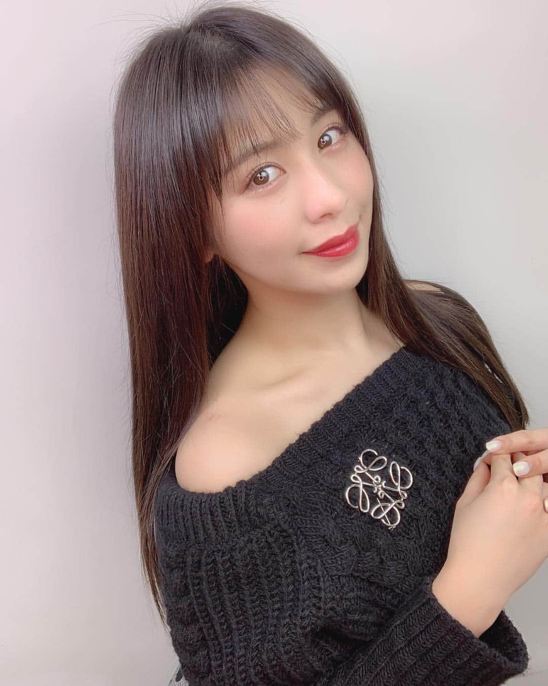 宮下舞花さんのインスタグラム写真 - (宮下舞花Instagram)「美容院💇‍♀️💜😌 さらさらヘアしあわせ☺️ 前髪が絶妙で最高にお気に入りです💋@logbyurealm . . #ストレート#サラサラヘアー #美容院#ヘアスタイル#シースルーバング#前髪#logbyurealm #ログバイユーレルム #ユーレルム#ビューティー #ブローチ#ロエベ #loewe #シルバー#ロザリームーン#rosarymoon」12月24日 1時27分 - maikamaimaika