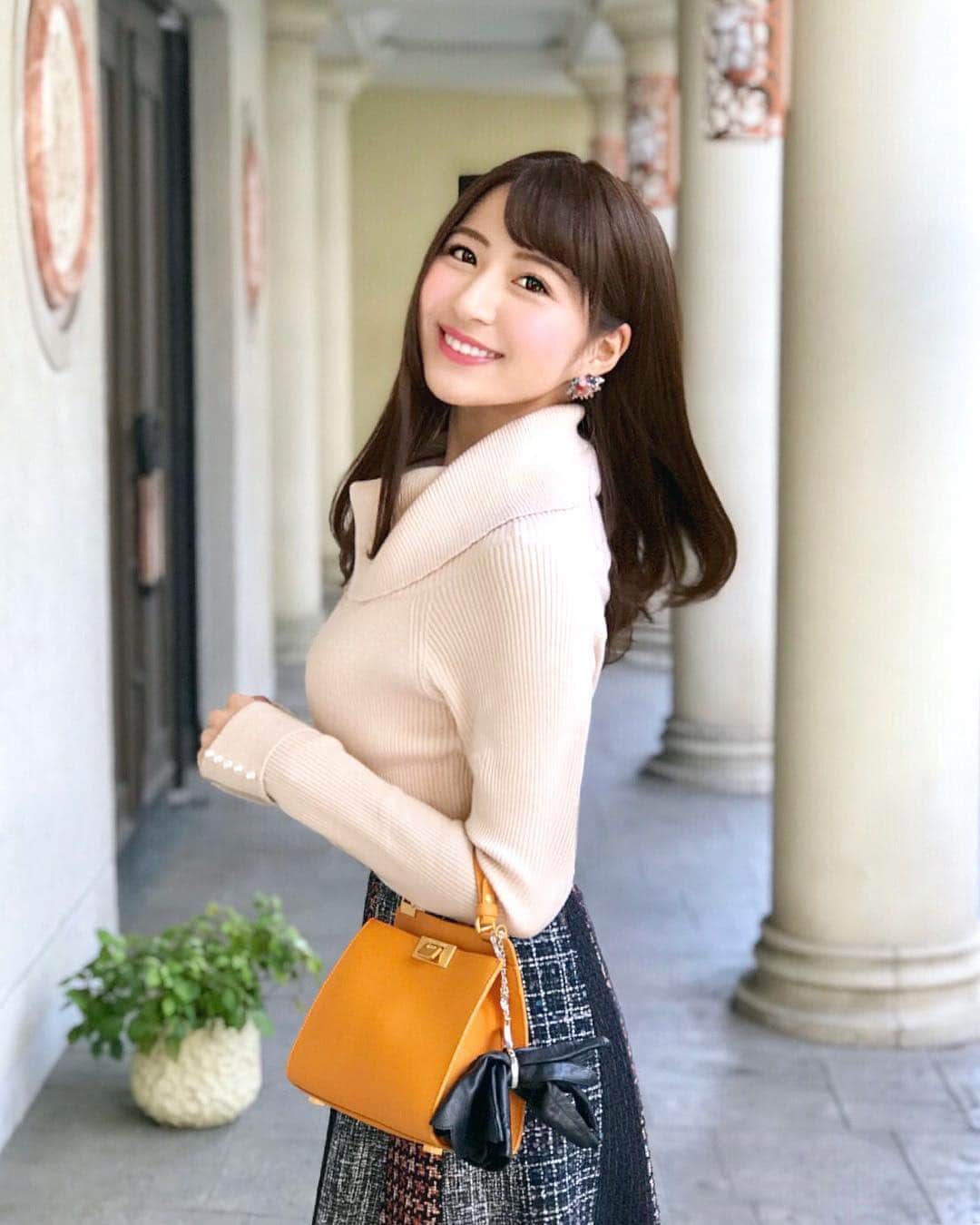 美女図鑑のインスタグラム：「#Repost @mana.tcy ・・・ 🧡☃️🍊 おはようございます😊 三連休はじまりましたね💕 . 今日はご質問いただいたヘアスタイルについて ちょこっとご紹介します✨ . ♡カラーはベージュ系アッシュ (ベージュ多めアッシュ少し) . ♡お世話になっている美容師さんは e.m.aの 勝本さん @katukatuu . ♡サラサラなストレートヘアの秘訣は 日々使うヘアケア製品にこだわること . 最近、使っているシャンプーは @dianebonheur のシリーズです . ふんわりとローズの香り。。🌹 仕上がりは柔らかい感じです♪ . まだ沢山、書きたいけど 今日はとりあえずここまで💐 . . Tops：#ropepicnic Skirt：#strawberryfields Bag：#charlesandkeith Gloves：#chloe Glove holder：#hermes . #ヘアケア #美髪 #オーガニック #ダイアンボヌール #pr #dianebonheur #ローズドメイ #ファーミングシャンプー #ストレートヘア #ヘアスタイル #今日のコーデ #冬コーデ #ニット #タートルネック #きれいめコーデ #大人コーデ #大人女子コーデ #上品コーデ #大人可愛い #お出かけコーデ #東京 #大阪 #名古屋 #ビジョ図鑑」