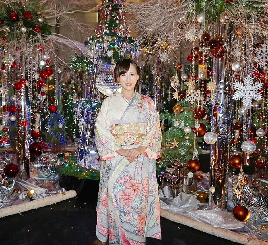 谷中麻里衣さんのインスタグラム写真 - (谷中麻里衣Instagram)「Kimono for family Christmas dinner 💓 . キラキラしてて可愛かったー☺️ . 母とアナ雪ごっこで笑い転げました❄️笑 @kanzashi_marie の方にのせてみたよ♥️ . #クリスマス #クリスマスイルミネーション #クリスマスツリー #グランドハイアット東京 #Christmas #grandholiday2018 #charity #着物 #振袖 #藤娘きぬたや #アナ雪 #着物でお出かけ #麻里衣きもの」12月24日 4時36分 - marieyanaka