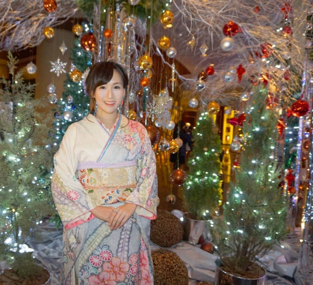 谷中麻里衣さんのインスタグラム写真 - (谷中麻里衣Instagram)「Kimono for family Christmas dinner 💓 . キラキラしてて可愛かったー☺️ . 母とアナ雪ごっこで笑い転げました❄️笑 @kanzashi_marie の方にのせてみたよ♥️ . #クリスマス #クリスマスイルミネーション #クリスマスツリー #グランドハイアット東京 #Christmas #grandholiday2018 #charity #着物 #振袖 #藤娘きぬたや #アナ雪 #着物でお出かけ #麻里衣きもの」12月24日 4時36分 - marieyanaka