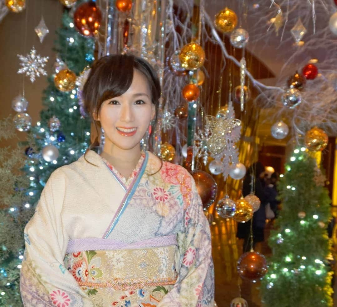 谷中麻里衣さんのインスタグラム写真 - (谷中麻里衣Instagram)「Kimono for family Christmas dinner 💓 . キラキラしてて可愛かったー☺️ . 母とアナ雪ごっこで笑い転げました❄️笑 @kanzashi_marie の方にのせてみたよ♥️ . #クリスマス #クリスマスイルミネーション #クリスマスツリー #グランドハイアット東京 #Christmas #grandholiday2018 #charity #着物 #振袖 #藤娘きぬたや #アナ雪 #着物でお出かけ #麻里衣きもの」12月24日 4時36分 - marieyanaka