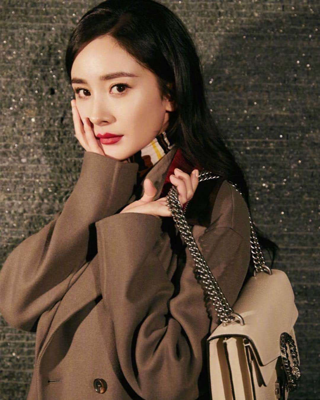 ヤン・ミー（Yang Mi）さんのインスタグラム写真 - (ヤン・ミー（Yang Mi）Instagram)「Congrats on being single again #yangmi✨Like & comment to show your support💖 恭喜大幂幂喜提单身🦋活的努力独立自主通透幂幂一直是新时代女性的榜样 也希望大家今后多多支持大美幂的作品❤️ #mimi #杨幂 #楊冪 #单身快乐」12月24日 5時10分 - yangmi_