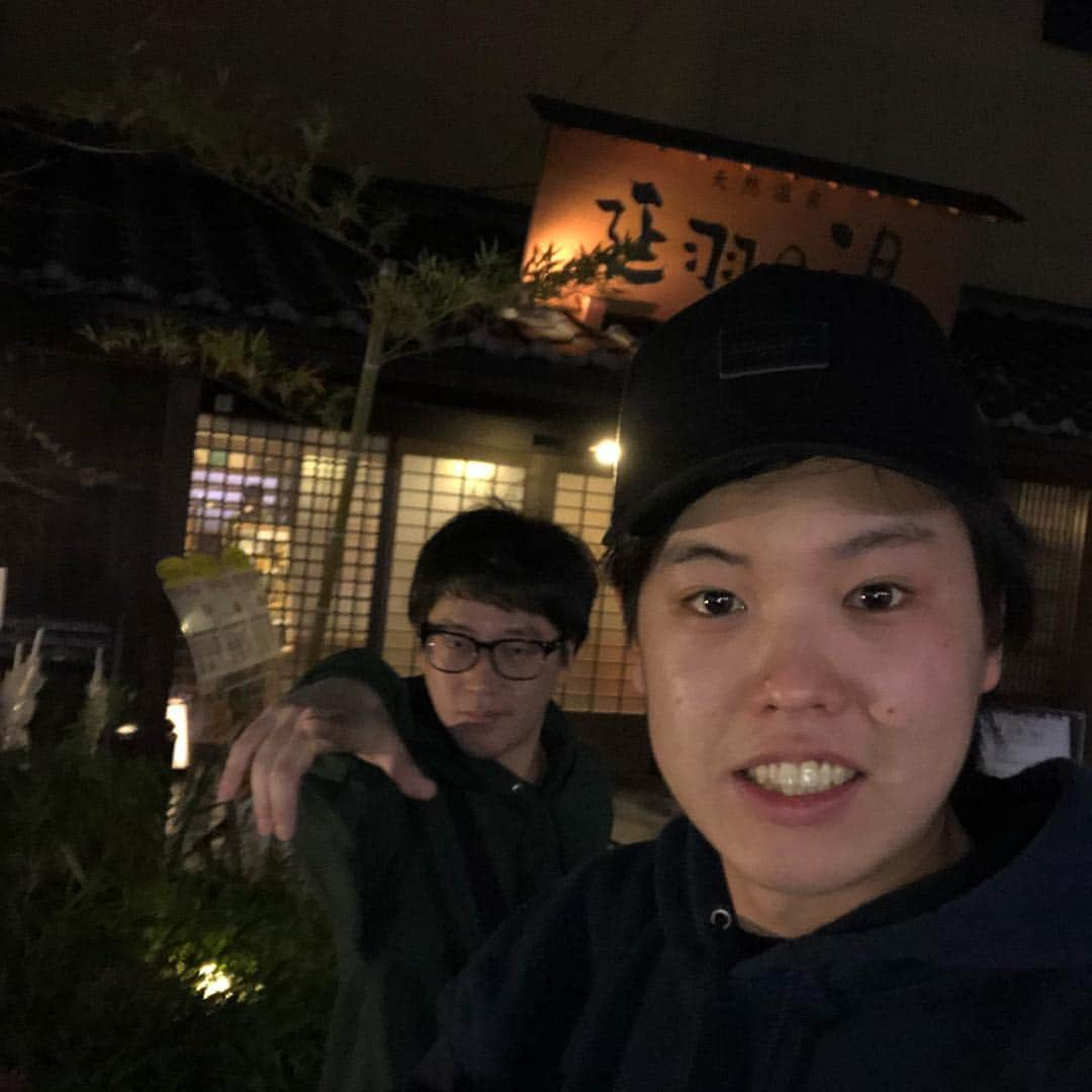 安井のインスタグラム：「お風呂行って上がったらクリスマスイブになってた😬 男2人お肌ツルツル😬」