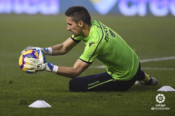 オイエル・オラサバル・パレデスのインスタグラム：「Derrota en Vallecas, es hora de desconectar estos días con la familia y volver con más fuerzas para el segundo tramo de la temporada. #laliga #rayolevante #uhlsport」