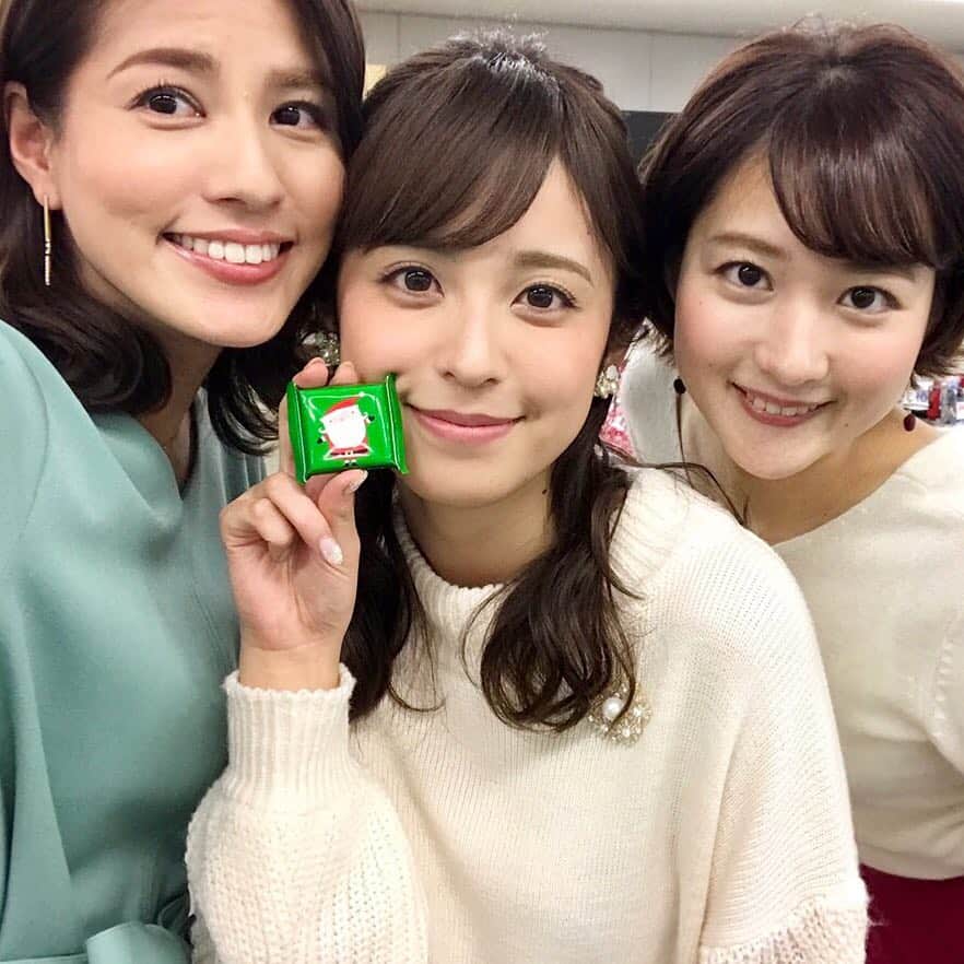 フジテレビアナウンサーのインスタグラム：「・ メリークリスマスイブ🎄✨ 🎉🎂 寒い夜ですね❄️ どうぞ温かな夜になりますように☺️ ・ #メリークリスマスイブ💝 #めざましテレビ 終わりでメッセージをもらいました #メイク前の笠井さん🤣 #クリスマスイブはこれから #素敵な夜を  #永島優美 #久慈暁子 #永尾亜子 #笠井信輔 #フジテレビアナウンサー #うめづ日記」