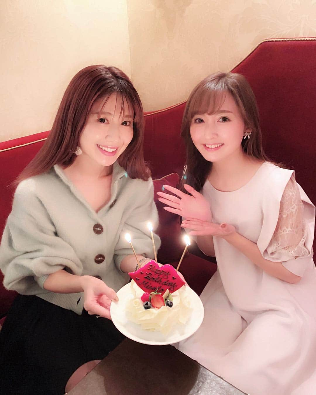 西村笑花さんのインスタグラム写真 - (西村笑花Instagram)「🎂 ・ ・ たくさんたくさんたくさん お世話になっている美里さん😭💓💓 お誕生日過ぎちゃったけどお祝いできてよかった💓 サマンサグループのブランドレップになったのも 美里さんに憧れてオーディションを受けたのがきっかけで、 こうしてずっと一緒にお仕事させてもらえてることも嬉しくて  ほんとにいつもすごく助けてもらっていて感謝‥😭💓 今日も話しててたくさんパワーをもらえて いつもありがとうございます😭😭💓 #感謝と尊敬 #いつも美しい #素敵 #ありがとうでいっぱい #happybirthday #birthdaygirl #🎂」12月24日 17時08分 - emika_nishimura