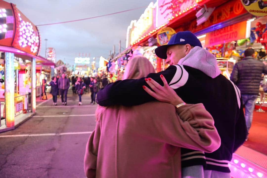 オスカル・ヒリェマルクさんのインスタグラム写真 - (オスカル・ヒリェマルクInstagram)「Thank you for being who you are @elinwass! 2 years as engaged today, can’t wait for the summer and the wedding! ❤️And also a merry Christmas to all of you!🎅🏻」12月24日 17時46分 - oscarhiljemark