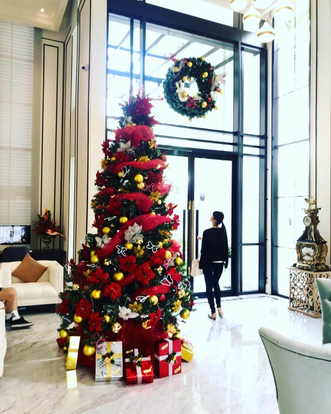 有地佐哉香さんのインスタグラム写真 - (有地佐哉香Instagram)「Merry Christmas🎄🎅 都内はどこも混んでいるかなと思い、去年に続き今年も箱根の温泉にこもった連休でした。 ただ、箱根に向かう前に電車の棚に着替え諸々入ったバッグを置き忘れ、お財布とスマホしか持たずに箱根に向かうことに。旅館の人には「荷物これだけですか？」と驚かれたけど、なんとかなるものです。 2019年の目標は、なくしものを減らすこと！ みなさん、ステキなクリスマスを✨✨ #merrychristmas  #christmaseve」12月24日 17時52分 - arichi_sayaka