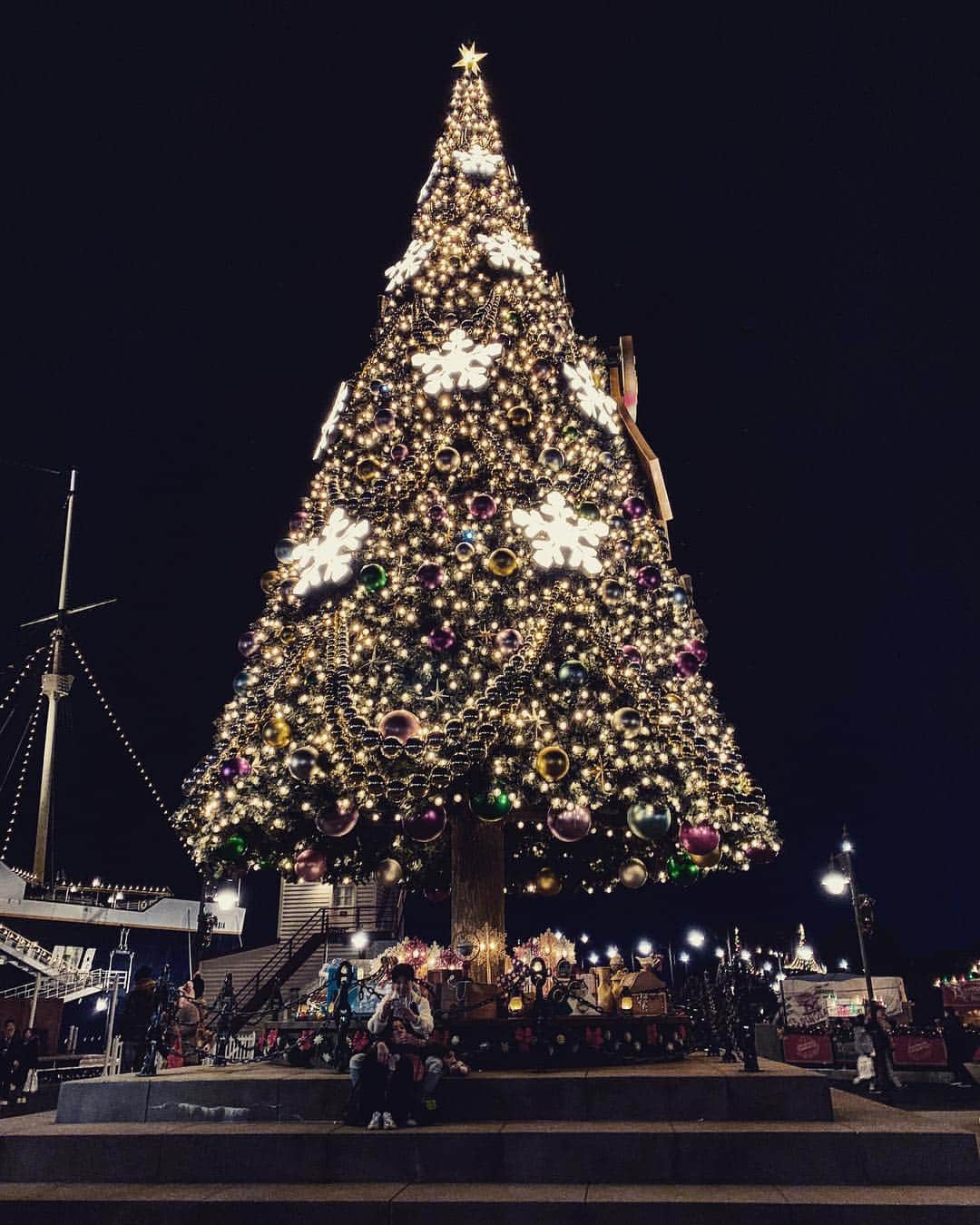 室加奈子のインスタグラム：「merry Christmas 🎄 クリスマスと年末にかけて早々と楽しみ過ぎて 本番に体力の限界を感じてる🤣🤣💕 #christmas #christmaseve #2018 写真はまたディズニーの😜」
