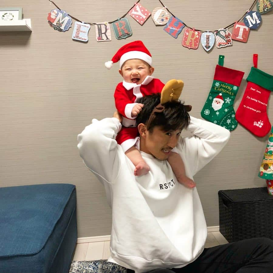 山崎秀晃さんのインスタグラム写真 - (山崎秀晃Instagram)「親になって初めてのMerry Christmas✨🎅🏻🦌🎄🎁🎂🍗 #山崎Jr.」12月24日 18時05分 - hideaki1987