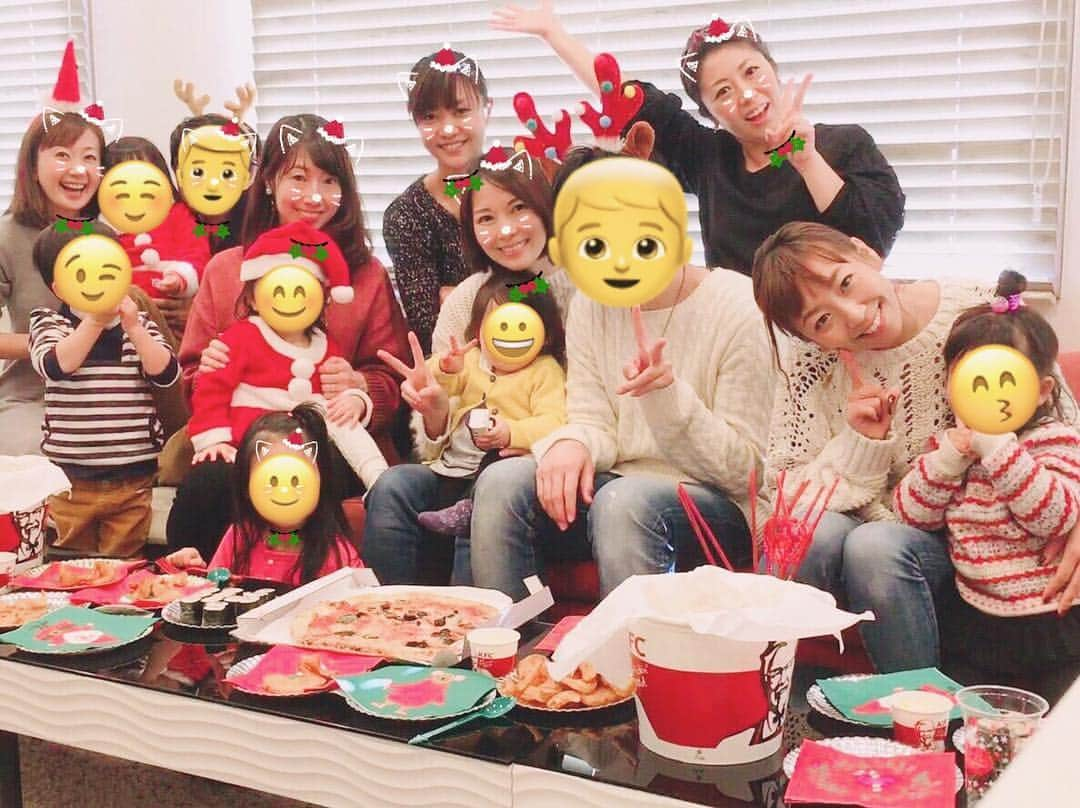 池辺愛さんのインスタグラム写真 - (池辺愛Instagram)「クリスマスパーティー🎄🎉 横田かおりちゃん&棚橋麻衣ちゃん&番井奈歩ちゃん&小日向えりちゃん&二階堂絵美ちゃん と、それぞれのキッズ達と👧👦 旦那さんはいたりいなかったり。  めちゃくちゃ楽しかった❤️ snowでクリスマス風ネコ耳をつけてみたんだけど（ネコ耳を選べば人の顔を認識して自動でつくはずだったんだけど）何度やってもなぜか棚橋さんにだけつかなかった😂 なんで🤣？」12月24日 18時19分 - aiikebe