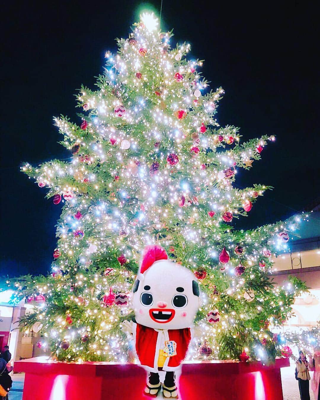 ちっちゃいおっさんのインスタグラム：「‪皆の衆〜、ハッピーメリークリスマスやで〜❣️🎄🎅🤶‬ . ‪おっサンタは子供たちに笑顔を届けにいくで〜❣️(^○^)‬ . ‪#メリークリスマス‬ ‪#xmas ‬ #ちっちゃいおっさん」