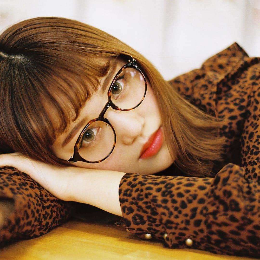 Zoff Officialのインスタグラム：「Model @milliah_kanemitsu ブラウンで統一されたコーディネートはこなれ感がアップ。べっ甲柄フレームのメガネは１本あれば、使い回しがしやすい優秀アイテム。 #Zoff #FASHION #eyewearstyle #メガネ #ゾフ女子 #Zoffコーデ#glasses #eyewear」