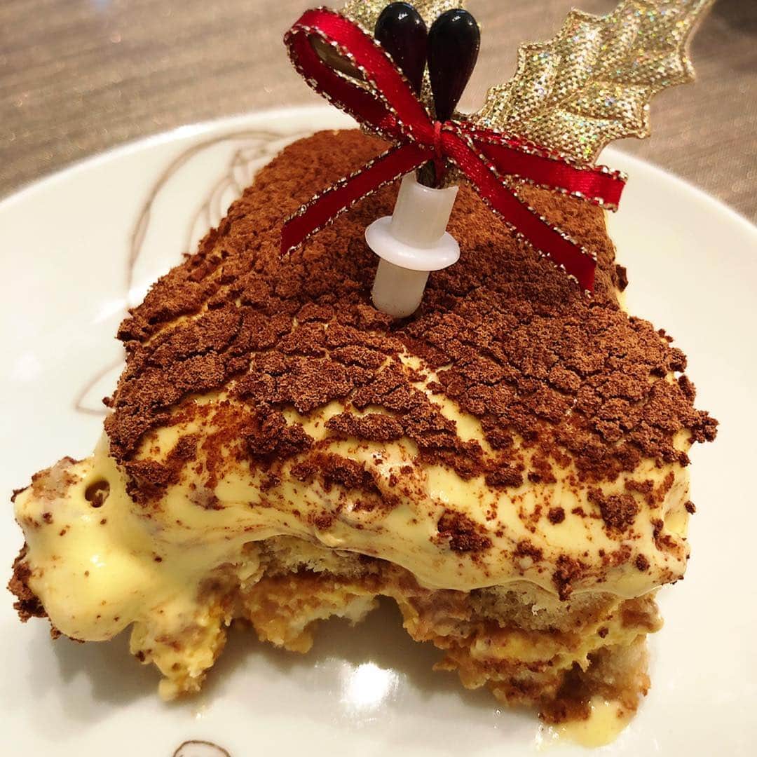 藤田りえさんのインスタグラム写真 - (藤田りえInstagram)「我が家のクリスマスの定番、ティラミス✨子どもたちは「市販のケーキは甘すぎるからママの作ったケーキがいい！」と毎年リクエストをもらいます。 こちらは@erikakobari 先生のレシピのティラミス❤️家族のみならず友人にも大好評なのです✨ 子どもたちにとってはきっとこれがおふくろの味🥰 #クリスマス #クリスマスイヴ #クリスマスイヴイヴ #我が家は #私の事情で #クリパは昨日 #ティラミス #簡単なのにおいしい  #おふくろの味 #クリスマスツリー は #一足早く #今日 #片付けます  #皆さん #メリークリスマス」12月24日 10時24分 - rie_fujita.ana