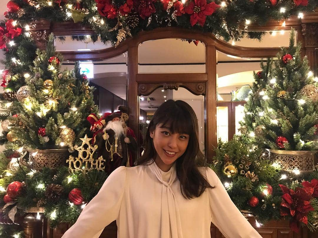 岡副麻希さんのインスタグラム写真 - (岡副麻希Instagram)「🎄 おはようございます！ １月３日より毎週木曜日（21時〜21時半）、 #文化放送 にて『#岡副麻希のほくほくたいむ』 初めてのラジオをスタートさせて頂く運びとなりまし、、た！！ #どきどきわくわく むむむ大丈夫なのでしょうか…笑  あす初回収録なのですが、皆さまからのお便り募集中です♥️🐰 hokuhoku@joqr.net  お待ちしております！☺️#radiko  ロケでお世話になったお店がとっても可愛かったです💘はっぴーホリデーを‼︎☺️🎺」12月24日 10時33分 - maki_okazoe_official