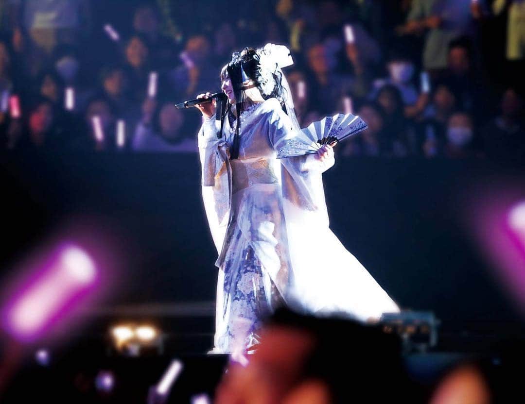 鈴華ゆう子のインスタグラム：「みんな素敵なクリスマスイヴを。 私はこの場所から見えたみんなの笑顔を思い出しながらさいたまスーパーアリーナに向けてのリハーサルをして過ごします♡ Have a nice day♡Happy merry x’mas eve.  #yukosuzuhana #wagakkiband #和楽器バンド #鈴華ゆう子」