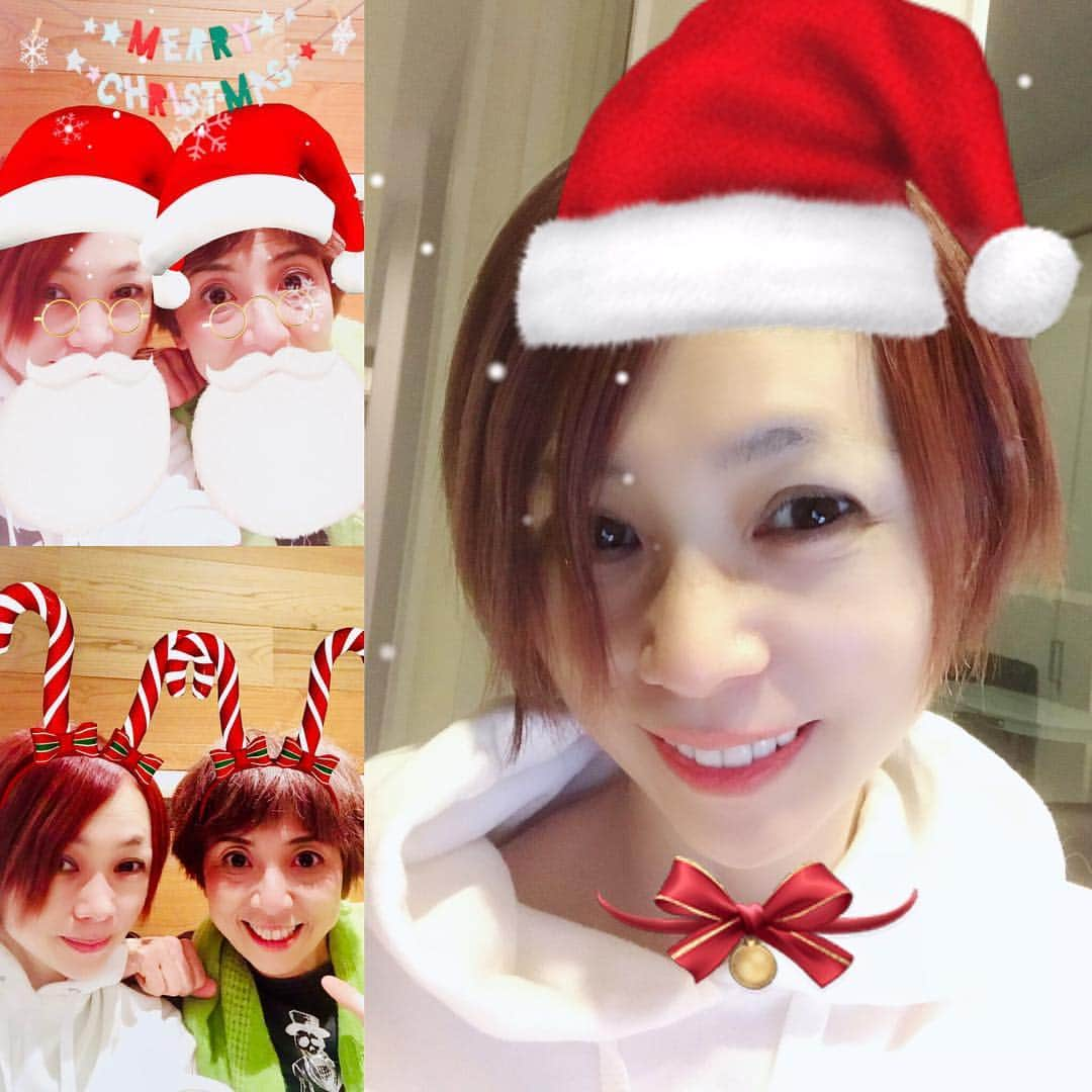 永井真理子さんのインスタグラム写真 - (永井真理子Instagram)「メリークリスマス🎄🎁 ギターのちえちゃんと女子高生風に撮影‼️ 皆さんはどんなクリスマスを過ごすのかな？」12月24日 10時41分 - nagai_mariko1204