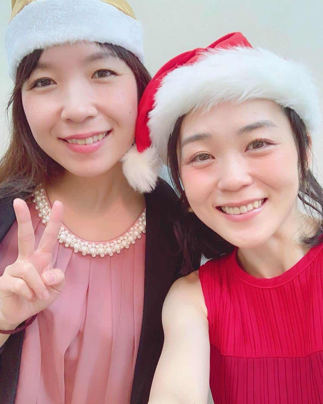 上野まなさんのインスタグラム写真 - (上野まなInstagram)「メリークリスマス🎄イブ 昨日は久しぶりに山本さくらちゃんピアノ&コーラスサポートでした♫ありがとう🎅🏻✨ 今日はウニクス南古谷へ〜🎤 #サンタ #メリクリイブ #山本さくら ちゃん #金色サンタ 帽子だけ」12月24日 10時53分 - managram18