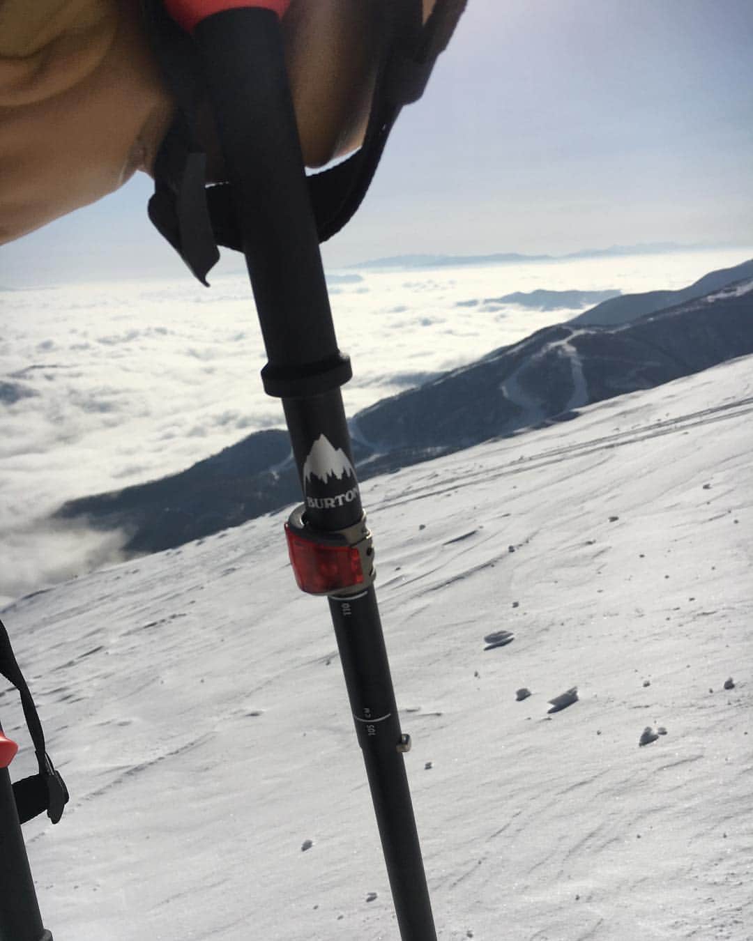 藤森由香のインスタグラム：「BurtonとBlack diamond のポール 折り曲げられて小さくなるのでバッグにも入るから気に入ってます。 BURTON直営店かオンラインで  https://www.burton.com/jp/ja/p/burton-x-black-diamond-compactor-poles/W19JP-165881.html」