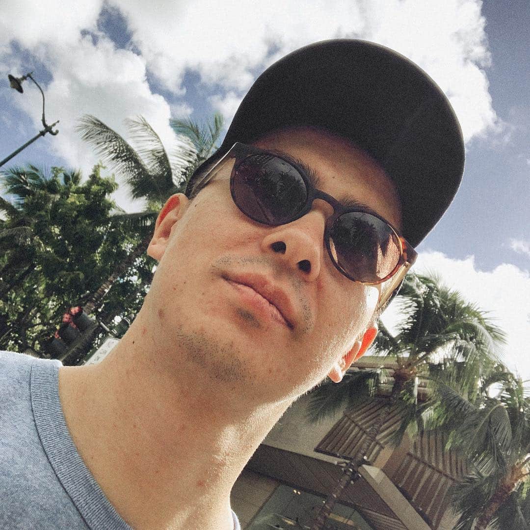 瀬戸弘司のインスタグラム：「ハワイで撮った写真を何枚か載せておきます。  持っていったカメラは、 GH5 EOS Kiss M + Wtulens DJI Osmo Pocket iPhone XS Max です。  特にWtulensはいい雰囲気出してくれますね〜。 #hawaii #eoskissm #osmopocket #djiosmopocket #wtulens #写ルンです #gh5 #ハワイ旅行 #christmas #クリスマス」