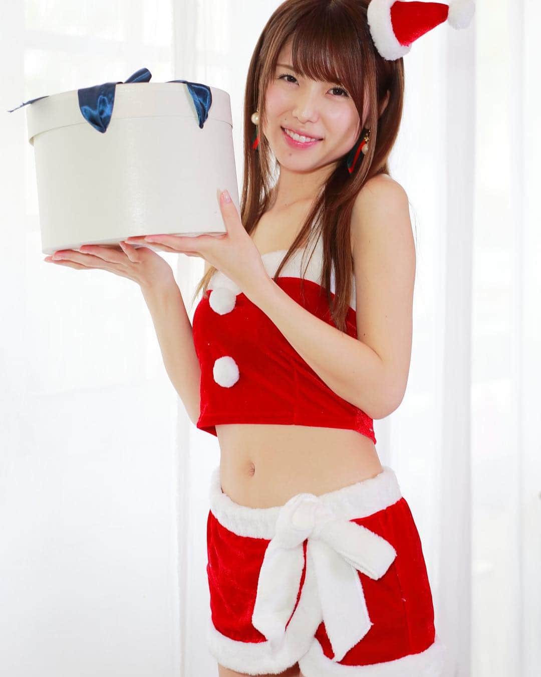 一瀬優美さんのインスタグラム写真 - (一瀬優美Instagram)「サンタ写真は今日か明日しかアップできない！はい！貼るよ！３連休&クリスマスなんてどこも混むだけだから嫌いだよ！#サンタコス #メリクリ #xmas」12月24日 11時11分 - yuumi_ichinose
