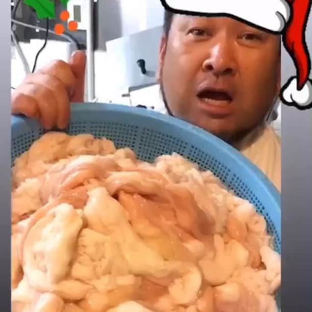 ほむら名古屋のインスタグラム：「#名古屋焼肉といえばほむらだがや ﻿﻿﻿﻿﻿﻿ ﻿﻿﻿﻿﻿﻿﻿﻿ ﻿ ﻿ 『メリークリスマス🎄🎅🍾』﻿ ﻿ ﻿ 今日、明日は、とくに、街中のイルミネーションが、華やかになりますね‼️﻿ ﻿ ﻿ ちなみに、クリスマスというと、チキン🐔のイメージがあるんじゃないかと思いますが、クリスマスという、イベントだからこそ、焼肉を食べたくなる方もいらっしゃるかと思います😊﻿ ﻿ ﻿ ほむら名古屋のような、豪華個室、 A5ランクの近江牛、素敵なお土産付など、招待するほうも、招待されたお客様も、素敵な日になるんじゃないかと思います💕﻿ ﻿ ﻿ 本日も、ご来店お待ちしております😌﻿ ﻿ ﻿ By テラノ🐻♡﻿ ﻿ ﻿  A５ランクの近江牛が食べれるのはほむら名古屋がNo1‼️﻿ 本日もほむら名古屋店でお待ちしております✨﻿ ﻿ 🌸忘年会シーズン到来🌸﻿ 幹事の皆さーん✨﻿ 2018年忘年会シーズンきましたよ‼️﻿ ・ゴージャス個室あり﻿ ・団体様フロア完備﻿ ・そしてほむらのお土産ありetc…﻿ もうカンペキなお店です♡﻿ ﻿ 受付開始しており混み合っておりますのでお早めに🙇‍♂️🙇‍♀️﻿ ﻿ ﻿ ﻿ ほむら名古屋店﻿ ﻿ #ほむら#homura#名古屋#肉テロ#肉﻿ ﻿ #ほむら#homura#名古屋#肉テロ#肉﻿﻿ #焼肉 #焼肉ランチ #大須 #大須観音 #上前津 ﻿ #テスト勉強 #部活 #グルメ #グルメ好きな人と繋がりたい #お誕生日会 #デート #ディナー #個室 #名古屋居酒屋 #居酒屋 #雰囲気の良いお店 #カルビ #ステーキ #牛タン ﻿ #店長テラノは最高の笑顔だった」