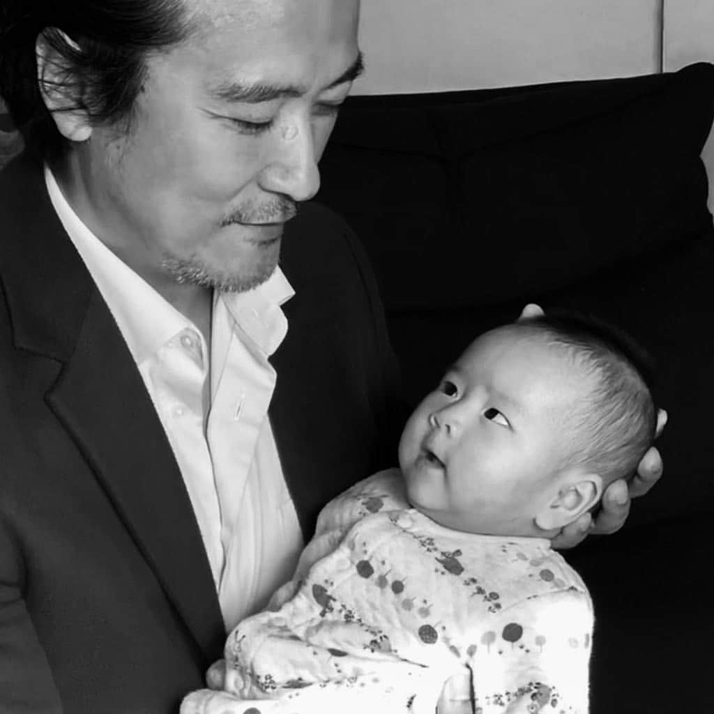 紀里谷和明のインスタグラム：「皆さま、こんにちは。KIRIYA PICTURES 沖村です。 只今、紀里谷は東京におります。 今日はアメリカに戻る前にKIRIYA PICTURES 社員の“赤ちゃん”と念願の初対面。 素敵なひとときとなりました。」
