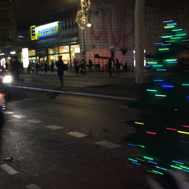 小栗左多里のインスタグラム：「サンタの集団爆走🎅 何日か前にたまたま遭遇。 今頃はどこに。 最後にプレゼントもらってた女の子、めっちゃ喜んでた。よかったねー。 #メリークリスマス#サンタクロース#楽しそう#キラキラ#ピカピカ#サンタ#サンタさん#バイク#バイカー#爆走#デコトラ#ドイツ#ベルリン#冬#夜#パーティ#プレゼント#イベント#12月 #merrychristmas#santaclaus #santa#bike#berlin#germany#december」