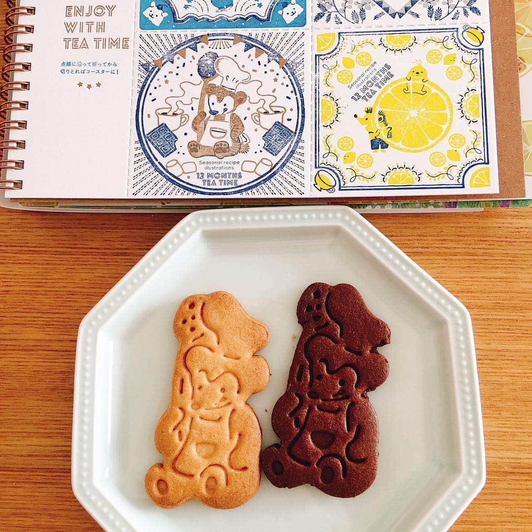 おおで ゆかこさんのインスタグラム写真 - (おおで ゆかこInstagram)「メリリルさんから、クマさんシェフクッキーを一足先に頂きました❣️コースターの絵をクッキーにして頂けて感激🐻✨26日からのコラボカフェにて販売されます🧸チョコとプレーン味でとっても美味しかったです！🍪 素敵なアイシングクッキーも精巧に作られたブローチのようでとっても可愛いくて食べれない😭❣️メリリルさんありがとうございました✨✨」12月24日 12時03分 - odeyu86