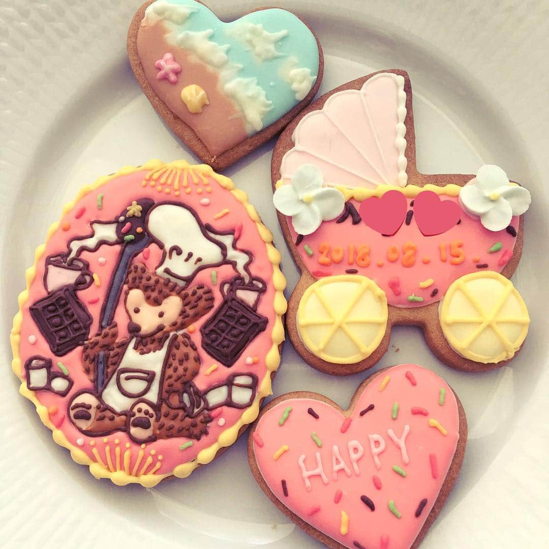 おおで ゆかこさんのインスタグラム写真 - (おおで ゆかこInstagram)「メリリルさんから、クマさんシェフクッキーを一足先に頂きました❣️コースターの絵をクッキーにして頂けて感激🐻✨26日からのコラボカフェにて販売されます🧸チョコとプレーン味でとっても美味しかったです！🍪 素敵なアイシングクッキーも精巧に作られたブローチのようでとっても可愛いくて食べれない😭❣️メリリルさんありがとうございました✨✨」12月24日 12時03分 - odeyu86
