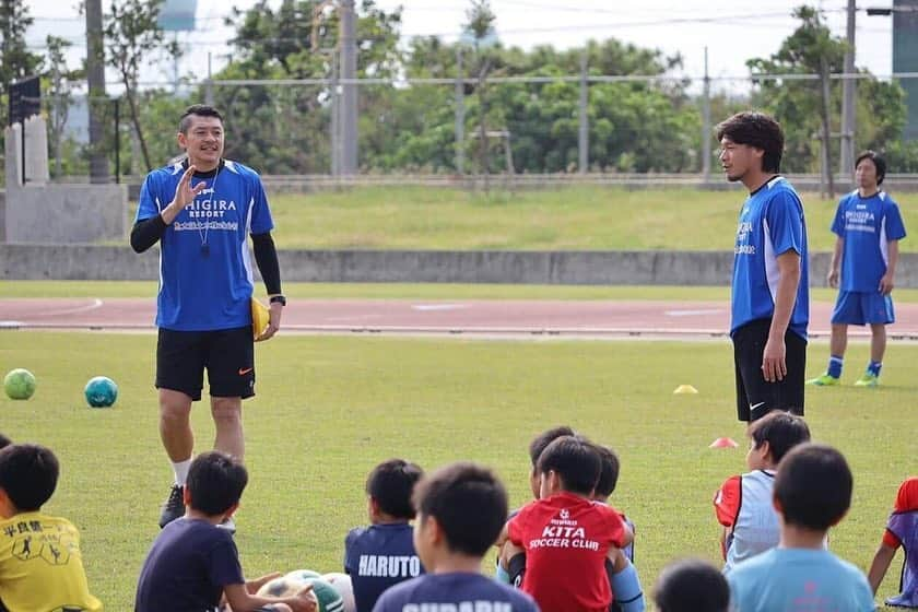 河合竜二さんのインスタグラム写真 - (河合竜二Instagram)「名波さんのサッカースクールに呼んでいただきました😊 in 宮古島（初） 大先輩方ばかりで緊張しましたが皆さん優しく接していただきありがとうございました🙇‍♂️ 大さんのとこにも連れてっていただきました。 大さんのおかげで自分のサッカー人生は変わりました。 ありがとうございました。 また会いにきますね。 ・ 今回のサッカー教室開催にご協賛していただいた企業様ありがとうございました。 また、なにからなにまでご協力いただいた関係者の皆様本当にありがとうございました🙇‍♂️ #名波浩 さん #宮部さん #中森大介 さん #鈴木秀人 さん #田中誠 さん #じろたん #小野伸二オーレ #いなもん #上里一将 #奥大介 さん #名波浩サッカースクール #名波さん呼んでくださってありがとうございます🙇‍♂️ #宮古島 #あったかすぎ #紋別からの宮古島はやりすぎた #伊良部大橋 #怖すぎ #高所恐怖症ではないけど高いとこ怖い🤔 #マコさん最終日天気悪かったですね😆 #ひでさんの釣り愛も最高でした😂 #安定のじろたん #コンサメンバーで📸」12月24日 12時13分 - ryuji.kawai444