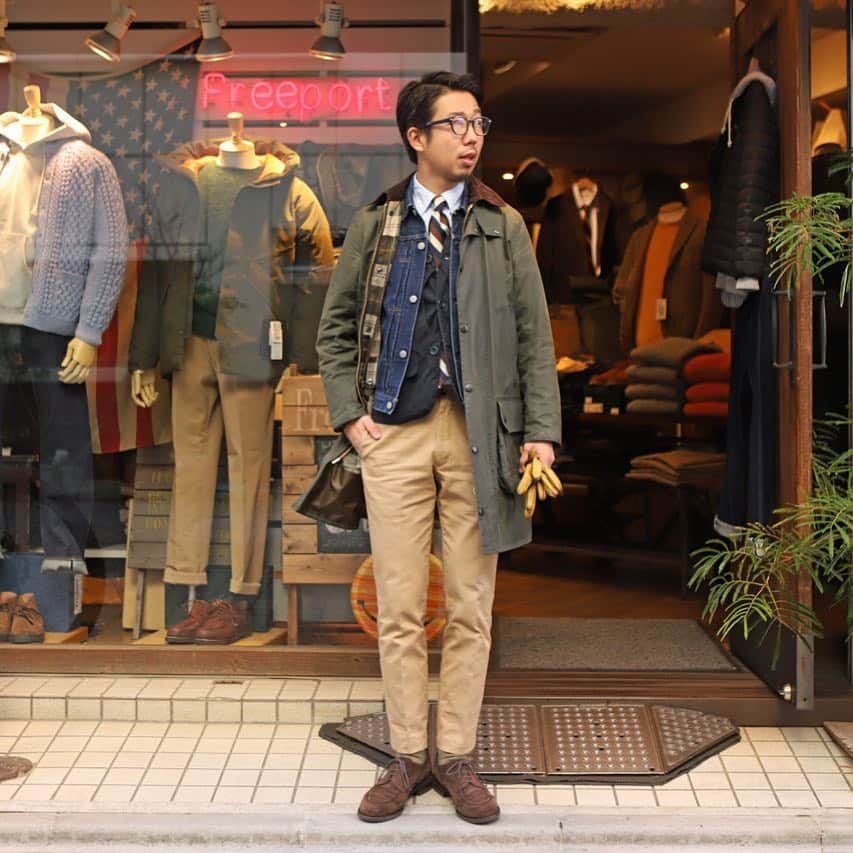 Freeport-ueno/上野さんのインスタグラム写真 - (Freeport-ueno/上野Instagram)「本日のSTYLE  ボタンダウンとレップタイを久々に。  #coat#barbour #denimjacket#workersjapan #bdshirt#soutiencol #pants#barnstormer #shoes#paraboot #glove#dents #style#trad#ivy#surf #Freeportueno#tokyo#上野セレクトショップ」12月24日 12時18分 - freeportueno