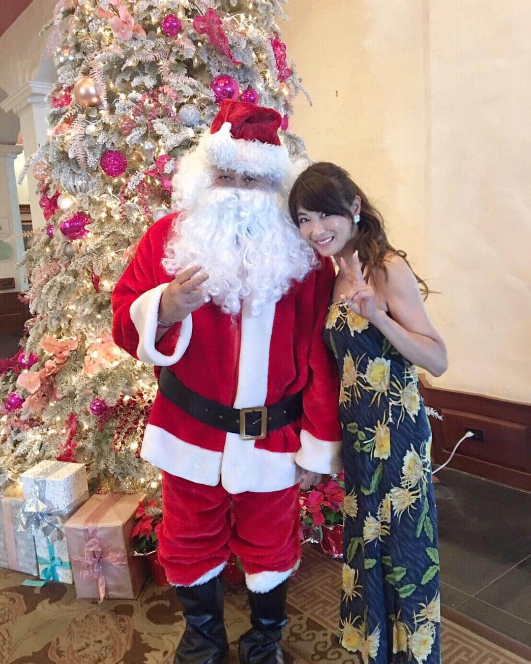 山田佳子さんのインスタグラム写真 - (山田佳子Instagram)「Happy Merry Christmas 🥂🎉🌺﻿ ﻿ サンタさんに会えた〜😉💕﻿ ﻿ #素敵﻿ #ゴージャスな﻿ #クリスマスツリー🎄﻿ #サンタクロース﻿ #ウキウキ﻿ #happy💕﻿ #santa﻿ #holidayseason﻿ #royalhawaiian﻿ #hawaii🌈 ﻿#waikiki🌴」12月24日 13時11分 - yoshiko117
