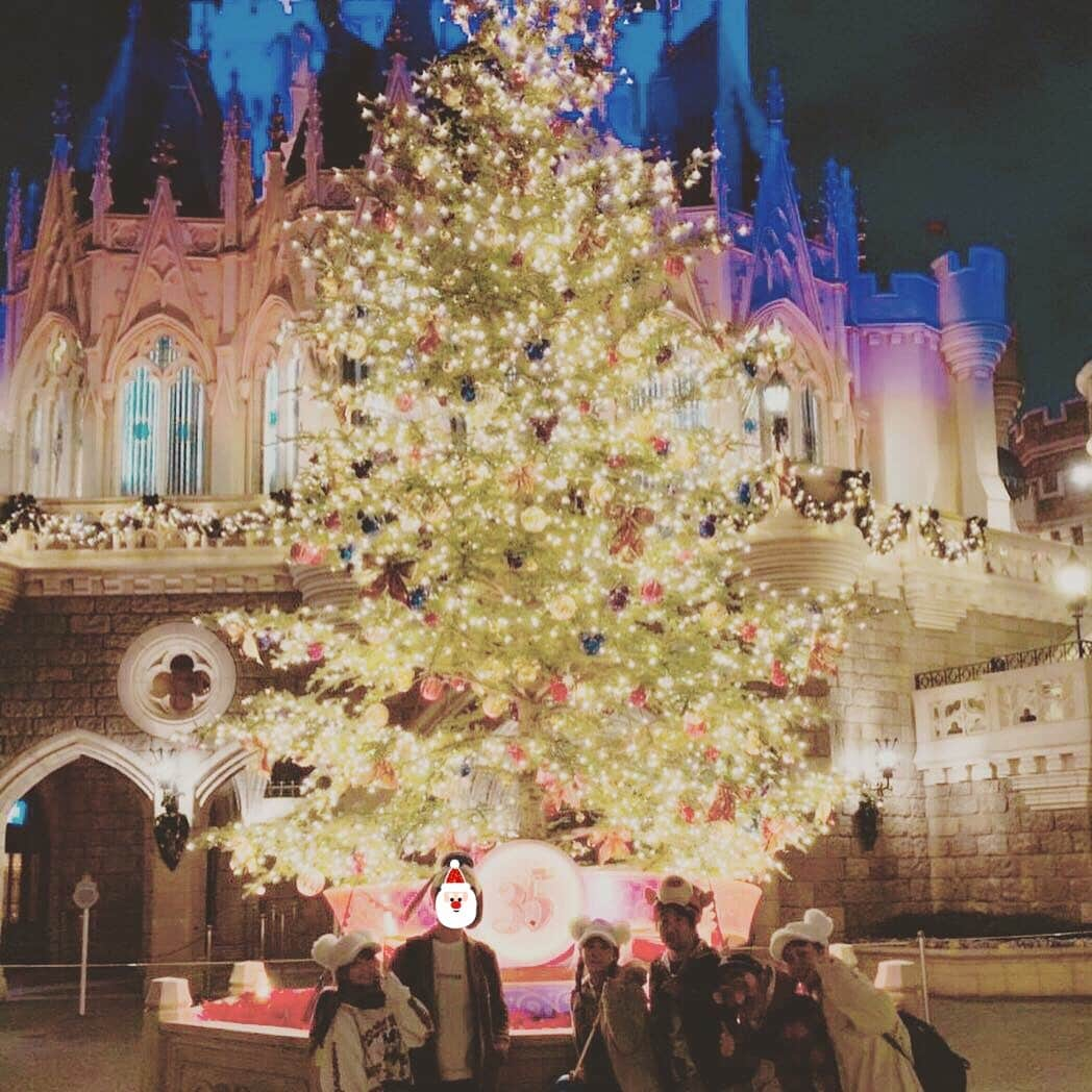 矢口真里さんのインスタグラム写真 - (矢口真里Instagram)「Merry Christmas Eve😊✨ ・ 少し前になりますが、、、 🎄Christmas Disney🎄に彼とお友達と行ってきました😁✨ ・ ・ たまたま行った日が１２月５日でウォルトディズニーさんの誕生日でしたよぉ🎉✨ディズニー芸人のうえちゃんが色々教えてくれたから全てがスムーズで色んなディズニーを楽しめて大満足😆✨流石でした😂🎄✨また行きたいなぁ😊✨うえちゃんありがとう😭✨ ・ ではでは皆さん✨ 素敵なChristmas Eveを✨✨✨」12月24日 13時20分 - mariyaguchi_official