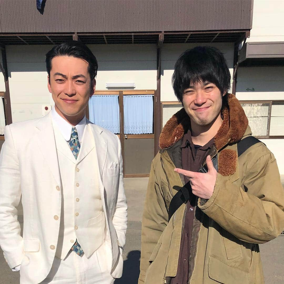 大東駿介さんのインスタグラム写真 - (大東駿介Instagram)「NHK8Kドラマ #渡辺謙 さん主演 #カズオイシグロ 氏の小説 『#浮世の画家』撮影終了。 すんばらしい作品の中で、時代に立ち向かう強い思想と美学の持ち主を生きる時間は爽快でした。  ゾンビドラマでも一緒の#渡辺大知 くん。こちらでも。この人控えめに言って最高。」12月24日 13時45分 - shunsuke_daitoh