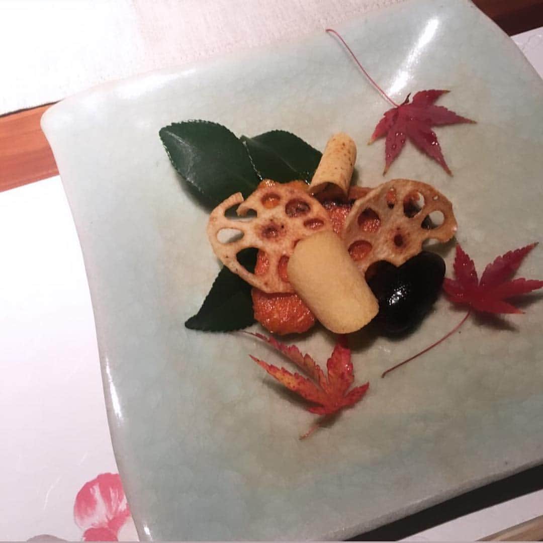 小貫智恵さんのインスタグラム写真 - (小貫智恵Instagram)「. クリスマスはぽちさんと😋 (なんで陶芸することになったかはよくおぼえてない。) . キチンと丁寧に作ろうとするぽちさんと、 『これも味だから！ハハハ😆』なワタシ、、、笑」12月24日 14時08分 - chie_0704