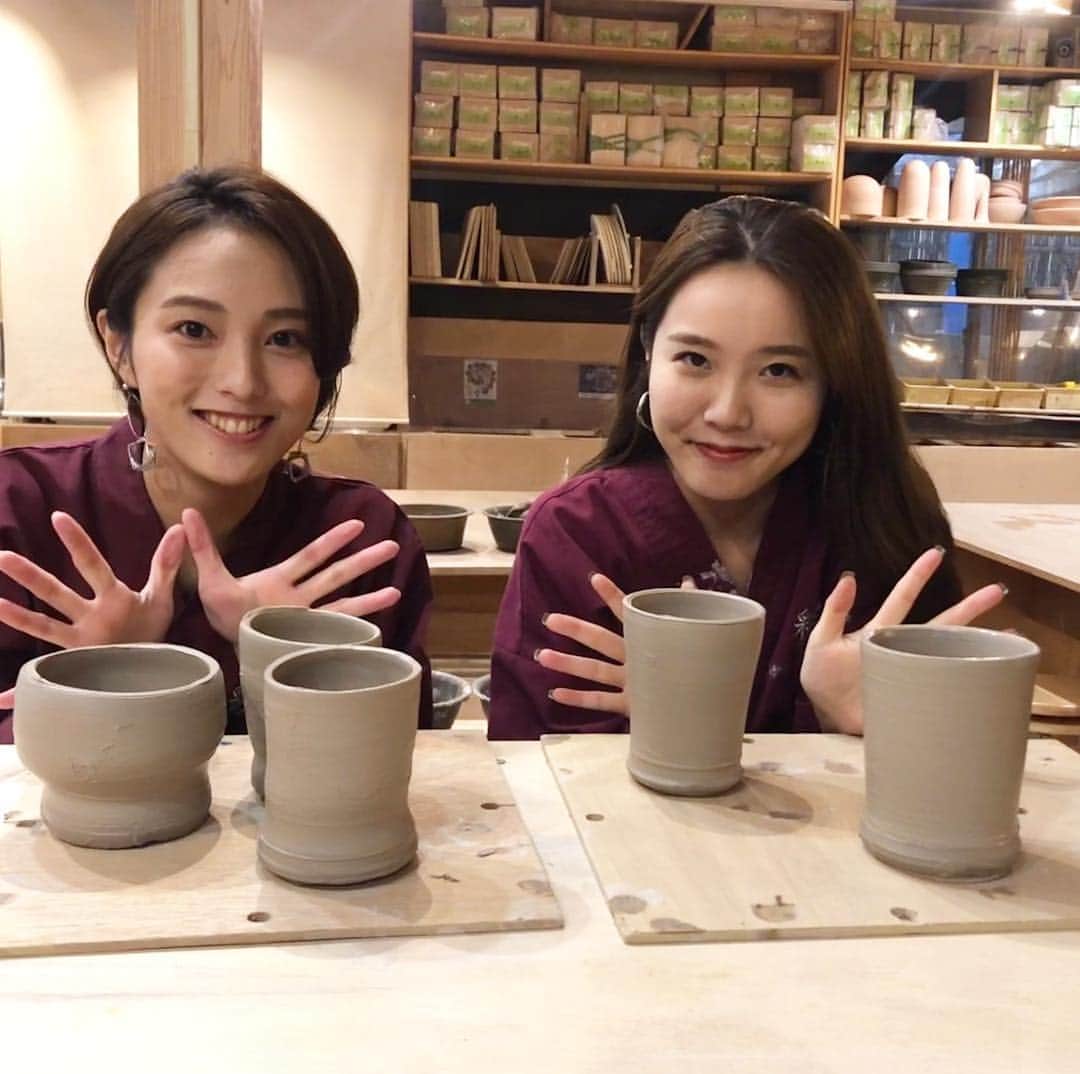 のインスタグラム：「. クリスマスはぽちさんと😋 (なんで陶芸することになったかはよくおぼえてない。) . キチンと丁寧に作ろうとするぽちさんと、 『これも味だから！ハハハ😆』なワタシ、、、笑」