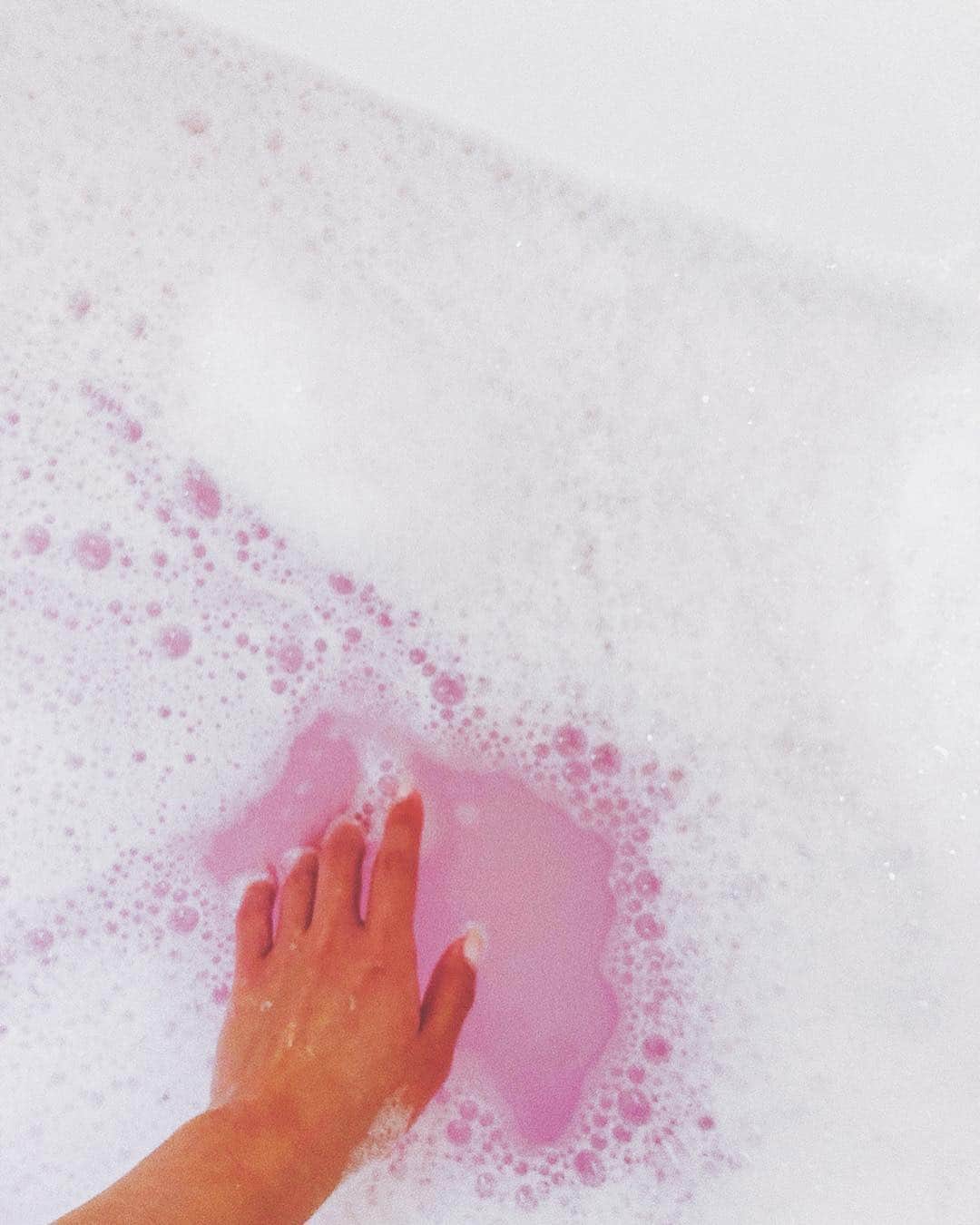 小堀美茄冬（みにゃとっち）さんのインスタグラム写真 - (小堀美茄冬（みにゃとっち）Instagram)「朝から泡風呂は幸せすぎる🛁💕てかうちのフットネイル可愛くない？？💅🏿 ・ ・ #bubblebath #lush #lushbubblebar #pinkbath #qtmelbourne #qthotel #melbourne #Australia #travelling #nails」12月24日 14時02分 - minatooo.k