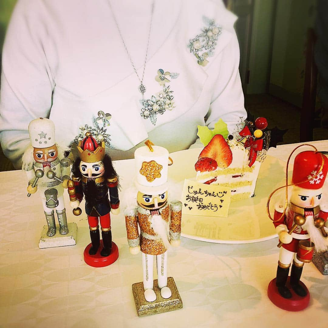 小川淳子のインスタグラム：「family's🎄Party💞 🎄お誕生日🎂は1番お気に入りのニットを着て😊💞」