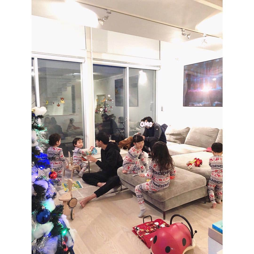 松本恵奈さんのインスタグラム写真 - (松本恵奈Instagram)「休日は我が家で大好きなfamのみんなとクリスマス会をしたよ🎅お揃いの服を買ってきてくれたので早速着せてみたら人数多すぎて誰が誰なのか😂でも最強可愛かった💕ありがとうございます♡とにかく大盛り上がりでした♡料理も素敵すぎたので後でupしまーす👌🏻 #enahhouse #xmasparty #子供だけで8人 #大盛り上がり」12月24日 14時52分 - ena1123