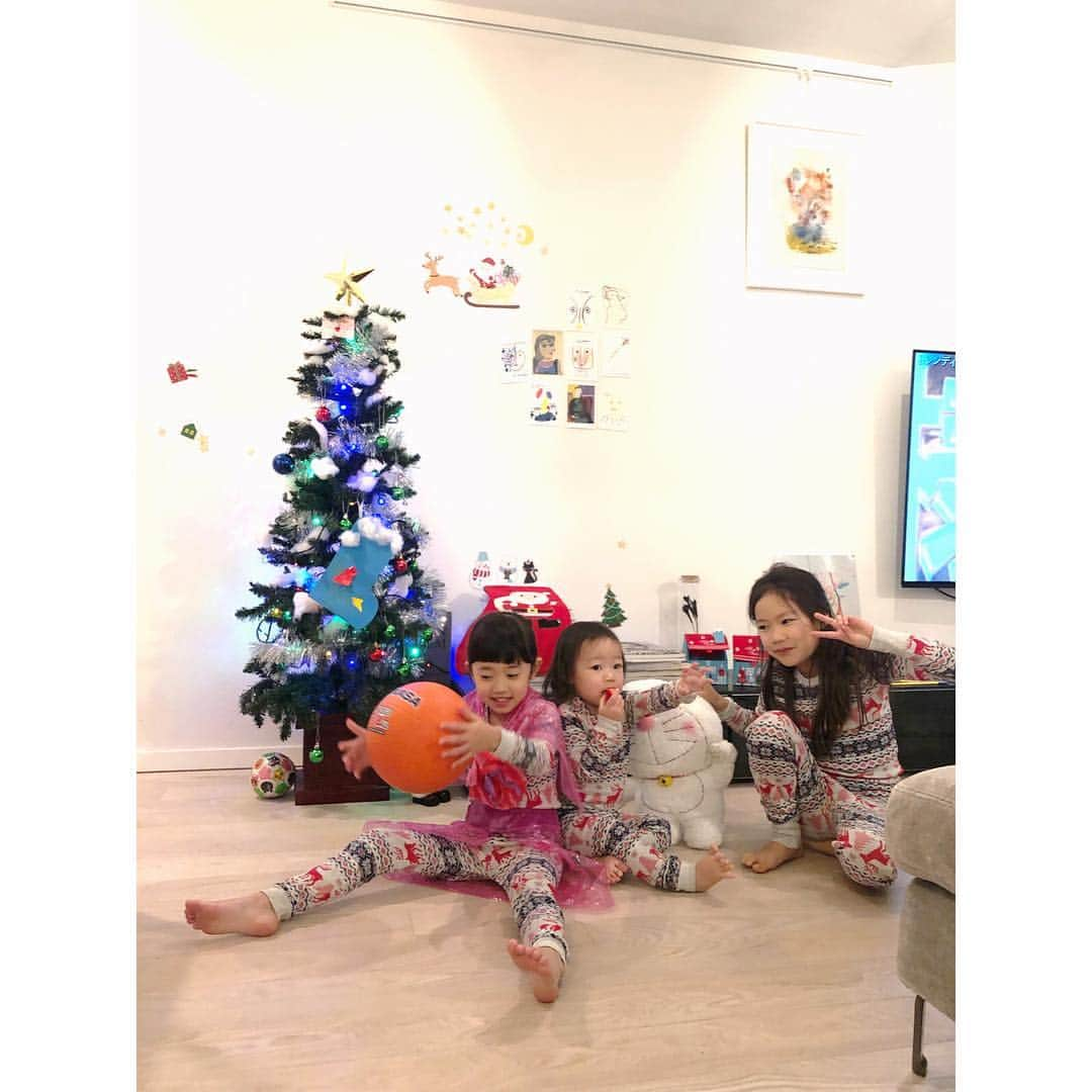 松本恵奈さんのインスタグラム写真 - (松本恵奈Instagram)「休日は我が家で大好きなfamのみんなとクリスマス会をしたよ🎅お揃いの服を買ってきてくれたので早速着せてみたら人数多すぎて誰が誰なのか😂でも最強可愛かった💕ありがとうございます♡とにかく大盛り上がりでした♡料理も素敵すぎたので後でupしまーす👌🏻 #enahhouse #xmasparty #子供だけで8人 #大盛り上がり」12月24日 14時52分 - ena1123