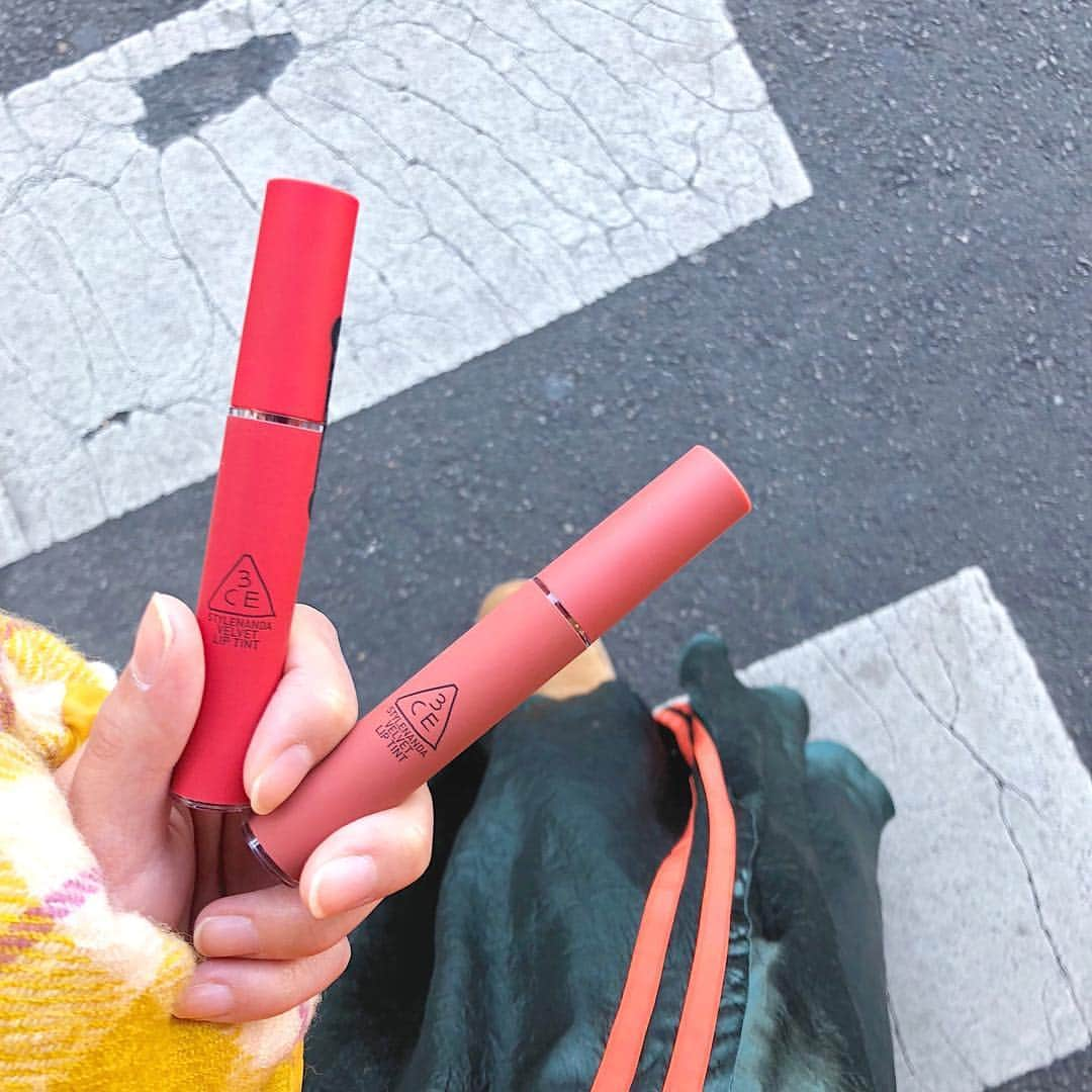 大野真昂さんのインスタグラム写真 - (大野真昂Instagram)「☺︎ ・ おすすめリップ💄 ・ 3CEのベルベットリップティント マットだけど塗った瞬間ふわふわする💋 まこは荒れないように先にヴァセリン塗ってます👶🏻 ・ #goingright の色可愛すぎて もう一色オレンジぽいのも買ってみた😙 ・ #3ce #velvetliptint #liptint #goingright #childlike  #リップティント #マットリップ #ベルベットリップティント #韓国 #ソウル #韓国旅行 #한국 #서울 #한국여행」12月24日 14時58分 - 316_mako