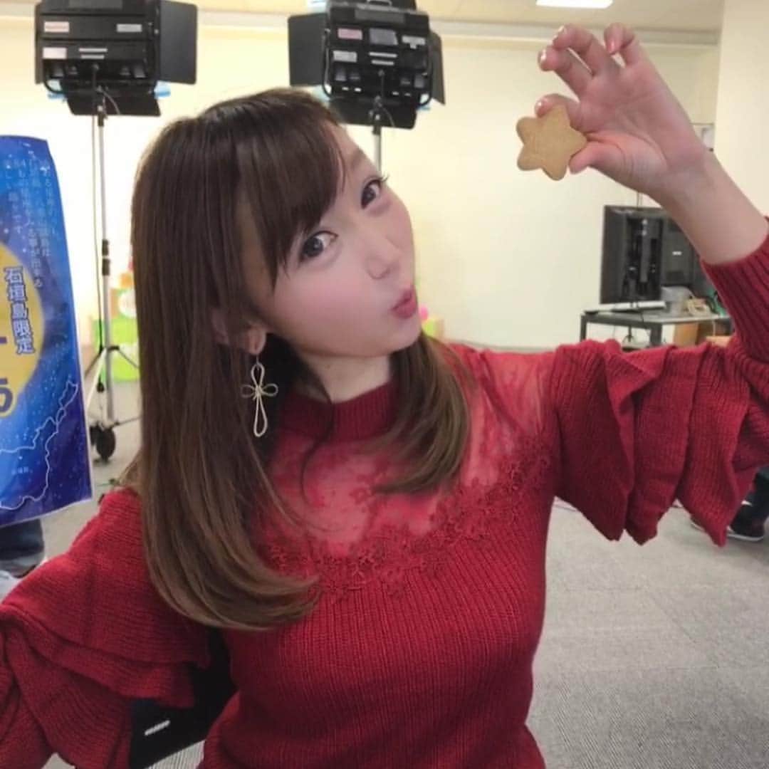 開高明日香さんのインスタグラム写真 - (開高明日香Instagram)「イヴですねー☺︎ イヴらしい写真ないしなー。。。で、星持っとこ的な😛⁉️ #カメラマンさんからの沖縄土産 #星のちんすこう  #かわいい⭐︎ #素敵なイヴをお過ごしください🎄✨」12月24日 15時34分 - asukakaiko
