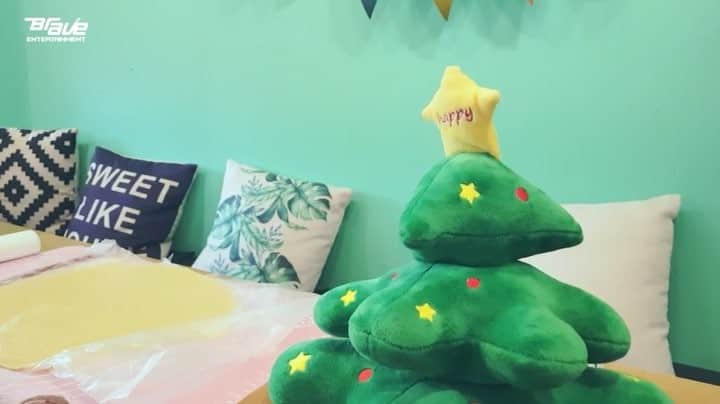 のインスタグラム：「[Christmas Special🎄] 사무엘(Samuel)의 멜이 쿠키스마스!🍪 - ▶️ YOUTUBE : https://youtu.be/jVboCo4_sQE ▶️ NAVER TV : https://tv.naver.com/v/4860412 - #사무엘 #Samuel #가넷 #Garnet #메리크리스마스 #MerryChristmas」
